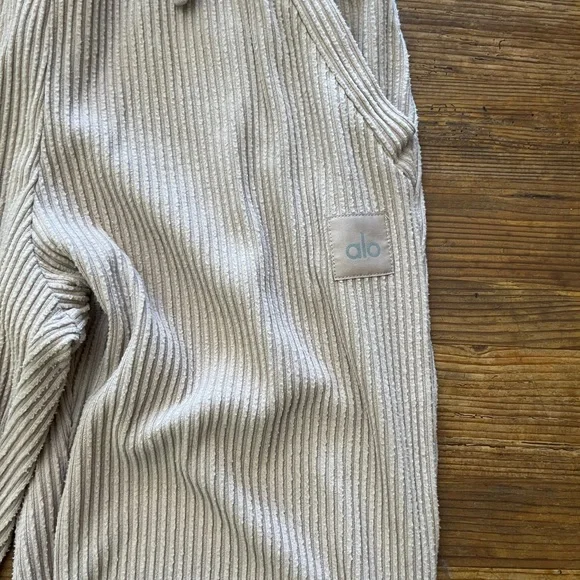 Womens ALO Yoga muse sweatpant - Picture 3 of 8